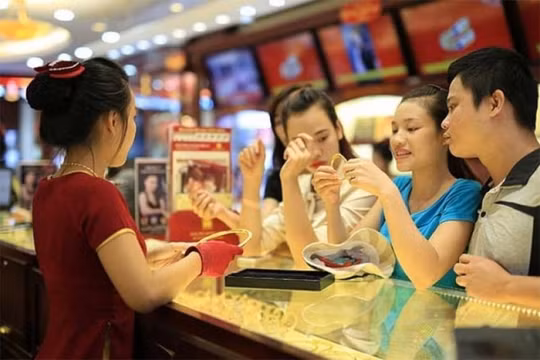 Vàng thế giới giảm mạnh nhất trong 7 năm qua
