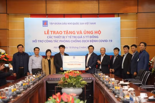 PVN trao tặng thiết bị y tế trị giá 5 tỷ đồng hỗ trợ công tác phòng chống dịch Covid-19