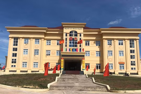 Nhân Trạch (Quảng Bình): Đưa cán bộ bán chuyên trách vào ‘cơ cấu cứng’?