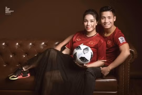 Vợ chồng Bùi Tiến Dũng chụp ảnh cưới theo concept bóng đá cực chất