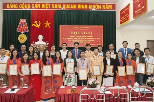 Báo Thái Nguyên trao giải Cuộc thi viết về chủ đề Xây dựng Đảng - giải Búa liềm vàng và an toàn giao thông