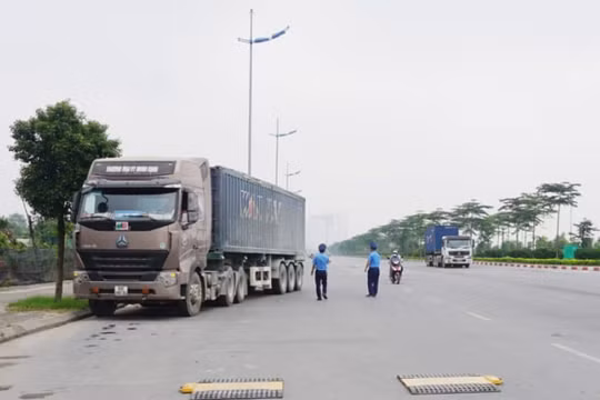 Xử lý nghiêm xe đầu kéo “cắt nóc” thùng Container để chở hàng quá tải