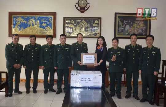 Hơn 350 ấn phẩm báo chí được tặng cho các đơn vị biên phòng tỉnh Thái Bình