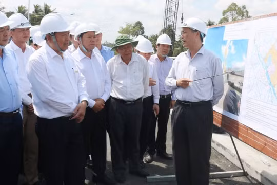 Phó Thủ tướng Trương Hòa Bình làm việc, tặng quà gia đình chính sách tỉnh Vĩnh Long