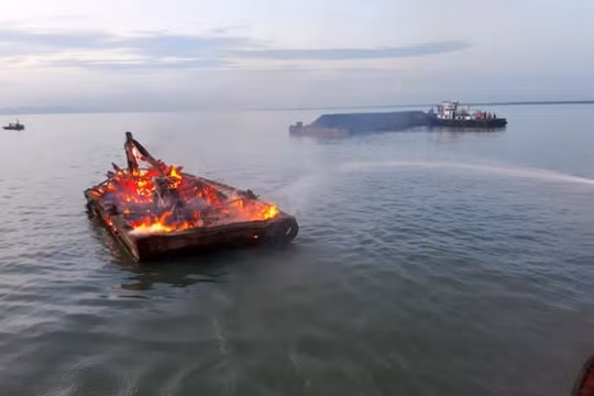 Tàu đầu kéo cháy rụi trên sông Lòng Tàu, 4 thuyền viên thoát nạn