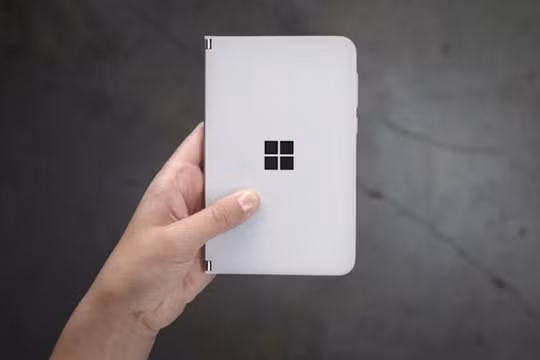 Surface Duo bị lộ hình ảnh bởi lãnh đạo Microsoft