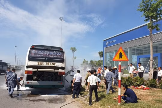 Thanh Hóa: Ô tô khách bốc cháy trên đường, 40 người thoát chết
