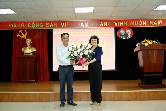 Đồng chí Trần Thị Kim Hoa được bầu làm Bí thư Chi bộ