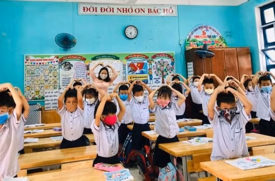 Dừng thực hiện giãn cách và đeo khẩu trang trong lớp học