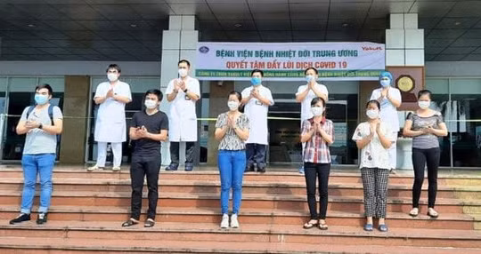 Thêm 8 bệnh nhân khỏi bệnh Covid-19, xem xét ghép phổi cho phi công người Anh