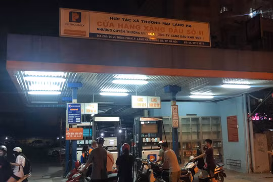 Cửa hàng xăng dầu 95 Vũ Ngọc Phan ‘găm hàng’, Quản lý thị trường ‘găm hồ sơ’