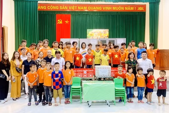 Báo Gia đình & Xã hội trao quà tới trẻ em khó khăn tại Hà Tĩnh