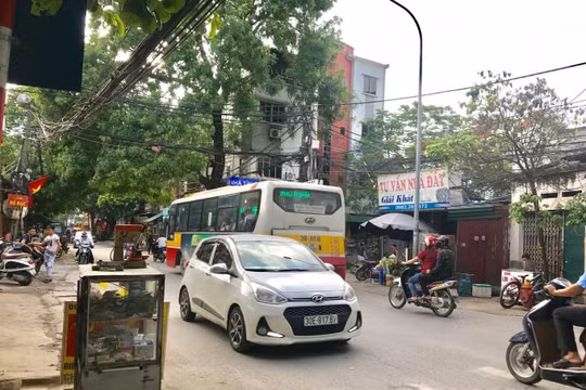 Sau tai nạn thảm khốc làm 5 người chết, ‘chợ cóc’, ‘chợ tạm’ vẫn tấp nập buôn bán