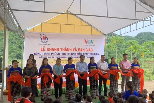 Lớp học nghĩa tình giữa núi rừng biên giới