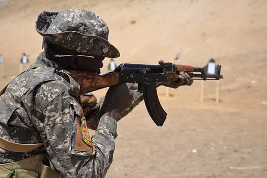 Mỹ tăng cường thu mua "hàng tấn" đạn AK-47 của Nga để làm gì?