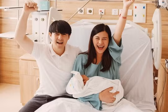 Dân tình ngỡ ngàng trước nhan sắc sau sinh của Đông Nhi