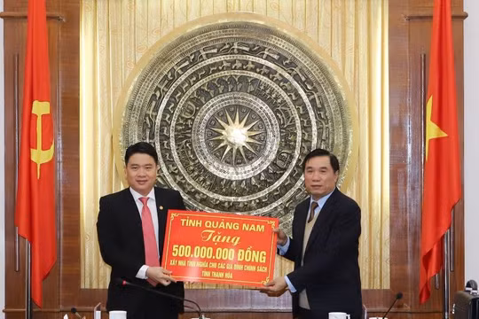 Tỉnh Quảng Nam trao tặng Thanh Hóa 500 triệu đồng xây nhà tình nghĩa