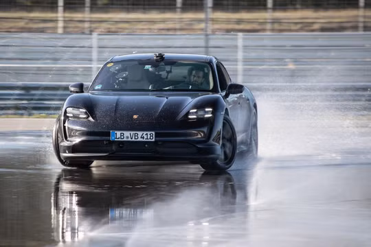 Porsche Taycan lập kỷ lục cú drift bằng xe điện dài nhất thế giới