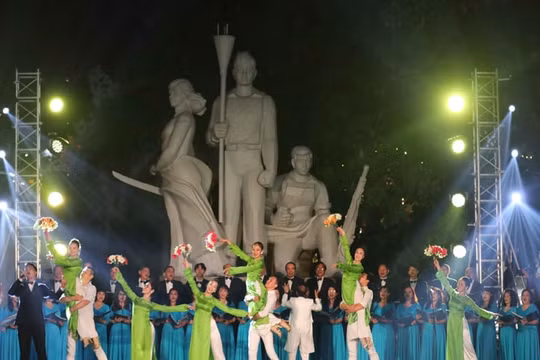 Báo Người Hà Nội tổ chức Chương trình nghệ thuật "Hào khí Thăng Long"
