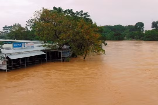 Dọn nhà khi lũ rút, hai mẹ con bị điện giật tử vong tại chỗ