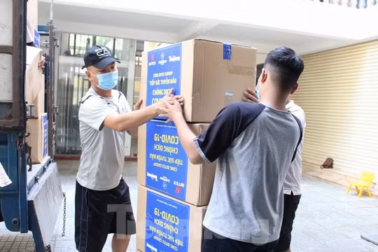 Báo Tiền Phong trao tặng 2.000 bộ đồ bảo hộ tiếp sức Đà Nẵng, Quảng Nam chống dịch
