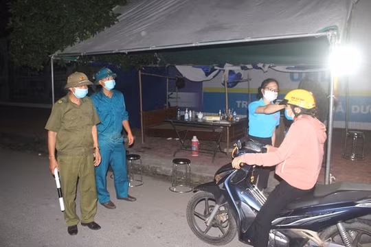 Đình chỉ trưởng trạm y tế xã ở Thanh Hóa do lơ là chống dịch