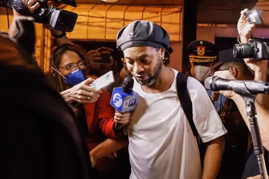 Ronaldinho bị tố tiệc tùng thâu đêm với dàn chân dài: " Hát hò, nhún nhảy tới tận sáng"