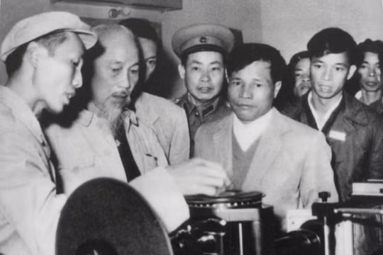 Trưng bày chuyên đề "Chủ tịch Hồ Chí Minh với tổ chức công đoàn Việt Nam"