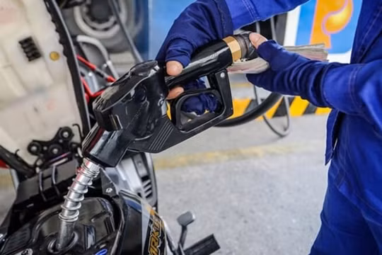 Giá xăng dầu hôm nay 14/5: Dầu thô giảm nhẹ, xăng tiếp đà tăng