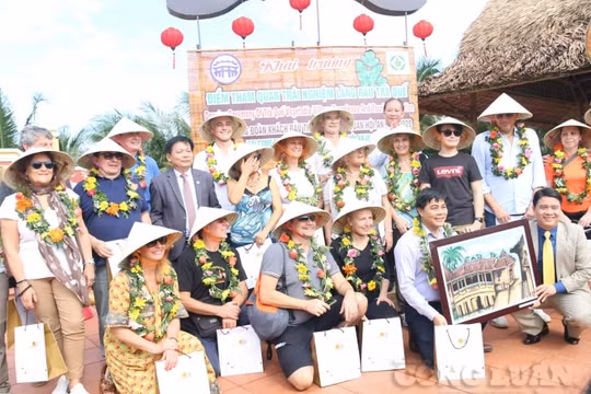 Quảng Nam: Đoàn du khách Ý xông đất phố cổ Hội An