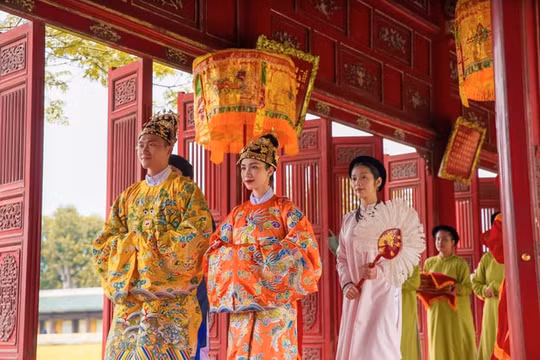 Tin tức giải trí 15/5: 'Vua Bảo Đại' trong MV mới của Hoà Minzy khoe boby khiến chị em mê mẩn