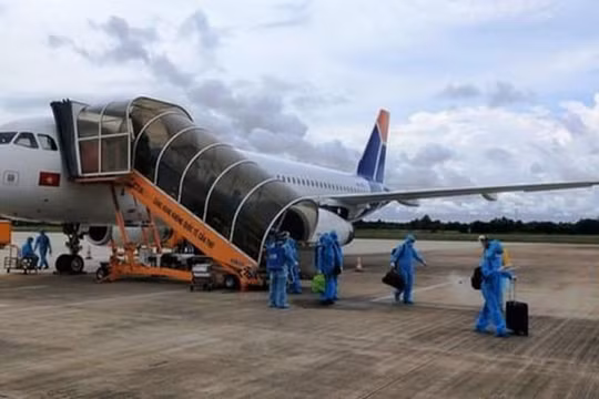 Chuyến bay hồi hương chở 360 người Việt Nam về từ Singapore