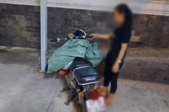 TP.HCM: Xử phạt nặng người phụ nữ đổ trộm bao rác thải trước cổng công ty