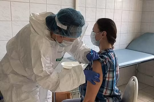 Người dân Nga được tiêm miễn phí vaccine COVID-19 từ cuối năm 2020