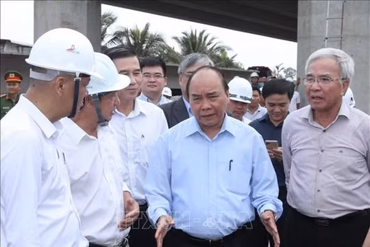 Thủ tướng Nguyễn Xuân Phúc kiểm tra tiến độ thi công cao tốc Trung Lương - Mỹ Thuận