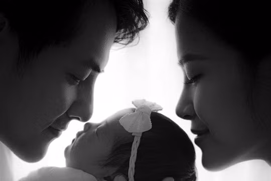 Đông Nhi chính thức ra mắt tiểu công chúa nhân kỷ niệm 1 năm ngày cưới