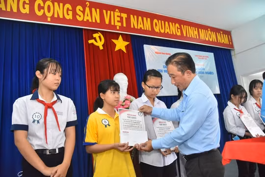 Báo Người Lao Động trao học bổng đến với học sinh nghèo, học giỏi Bến Tre