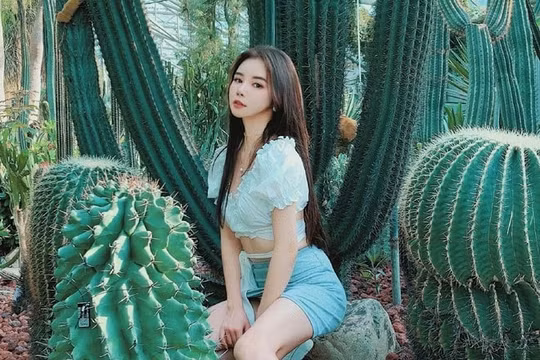 Hot girl Trung Quốc lộ vẻ kém sắc lúc livestream