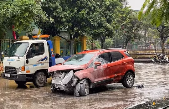 Hà Nội: Ô tô mất lái lao thẳng vào cổng trường mầm non
