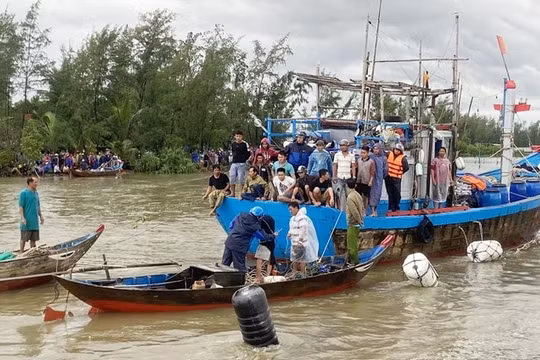 Quảng Nam: Tìm thấy thi thể 2 cha con trong vụ chìm tàu cá