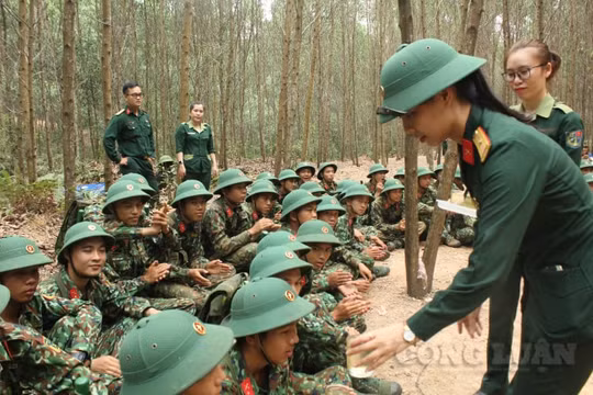 “Bát nước thao trường” thắm tình đồng đội