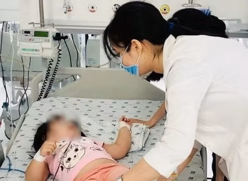 Cứu sống bé gái 3 tuổi ăn nhầm cơm trộn…thuốc chuột