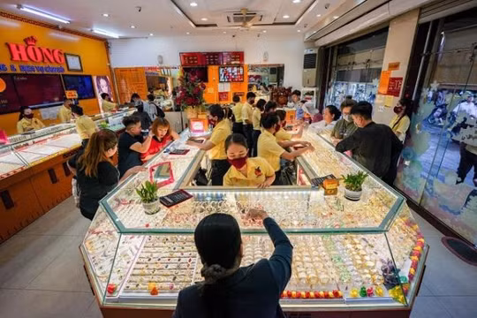 Giá vàng tiến sát 60 triệu đồng, người dân có nên ‘lướt sóng’?