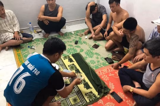 Bắt quả tang nhiều cán bộ, giáo viên “say sưa” sát phạt nhau trên chiếu bạc