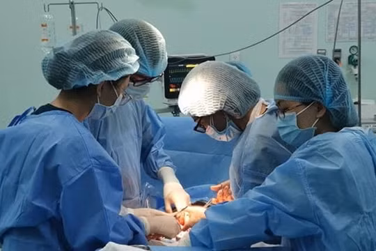 Thai nhi bị dây rốn 'siết' 6 vòng thoát chết thần kỳ