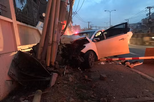 Hai tên trộm lái ôtô tông gãy cột điện, hàng trăm hộ dân bị mất điện
