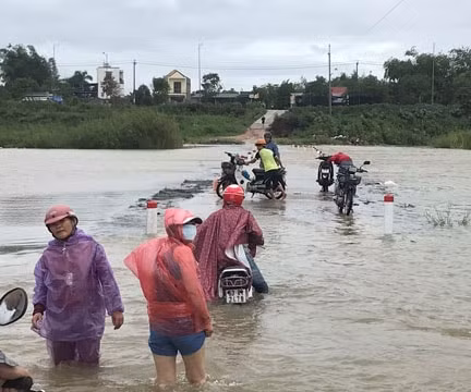 Mưa lũ tại miền Trung khiến 11 người chết và mất tích, sơ tán hơn 10.000 dân