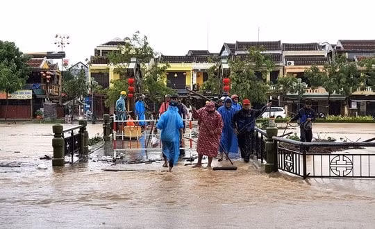 Nước lũ dâng cao, dân phố cổ Hội An gấp rút sơ tán