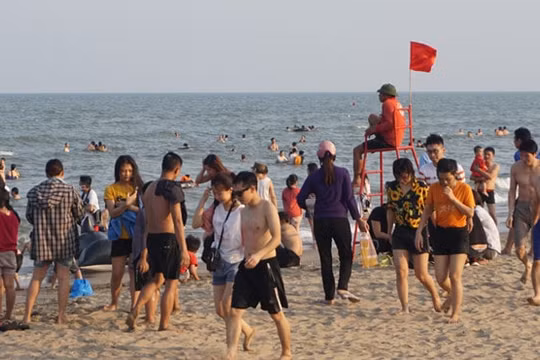 Bãi biển Sầm Sơn, Hải Tiến, Cửa Lò đông nghẹt du khách chiều 30/4