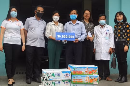 Hội Nhà báo TP. Đà Nẵng tiếp sức nhân viên y tế đang ngày đêm chống dịch Covid-19